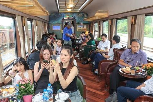 Nhiều ưu đãi hấp dẫn khi đi tàu Hoa Phượng Đỏ tuyến Hà Nội - Hải Phòng dịp hè