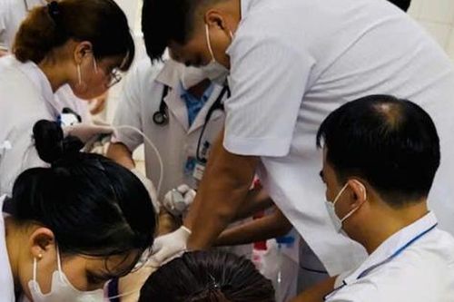 50 phút 'nghẹt thở' cứu sống ngoạn mục cụ bà 70 tuổi ngừng tim giữa chợ