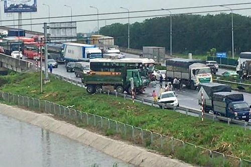 Cao tốc Cao Bồ - Mai Sơn liên tiếp tai nạn, từ va chạm liên hoàn đến lật xe