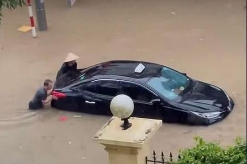 Người dân Tuyên Quang đẩy ô tô trong biển nước