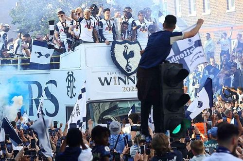 Tottenham diễu hành mừng vô địch lớn chưa từng thấy trên đường phố