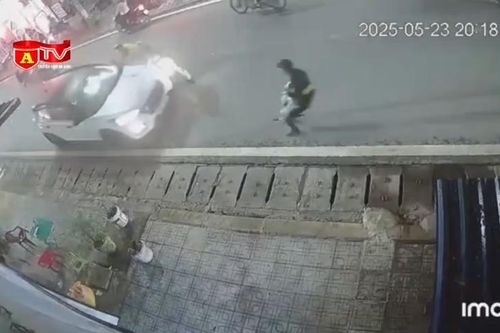 Tạm giữ hình sự đối tượng vi phạm nồng độ cồn, lao xe ô tô vào Cảnh sát