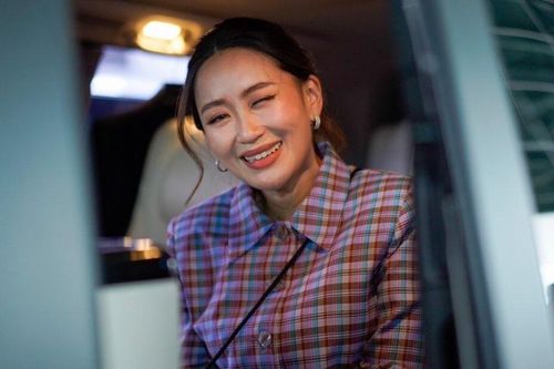 Tủ đồ hàng hiệu của nữ Thủ tướng trẻ nhất Thái Lan