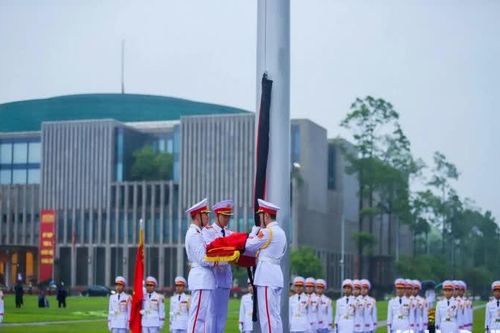 Lễ thượng cờ rủ Quốc tang nguyên Chủ tịch nước Trần Đức Lương tại Quảng trường Ba Đình