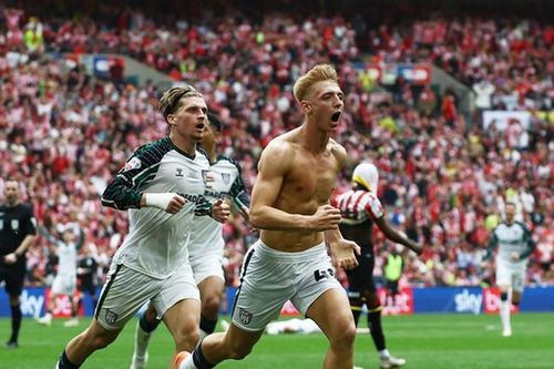 Sunderland trở lại Premier League nhờ bàn thắng trị giá 200 triệu của ngôi sao gây tranh cãi