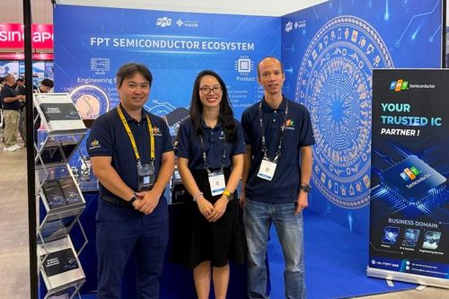 Chip 'Make in Vietnam' lồng trong họa tiết trống đồng được trưng bày tại triển lãm bán dẫn ở Singapore