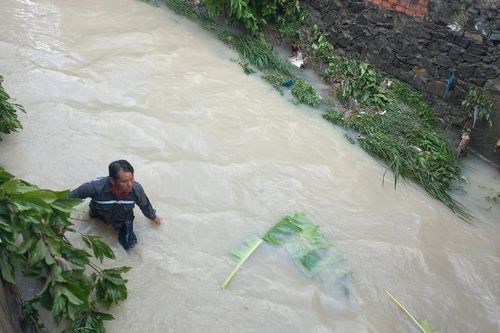 Một học sinh lớp 5 bị nước cuốn trôi mất tích sau mưa lớn ở Biên Hòa