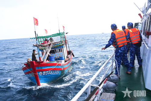 Điểm tựa trong sóng dữ