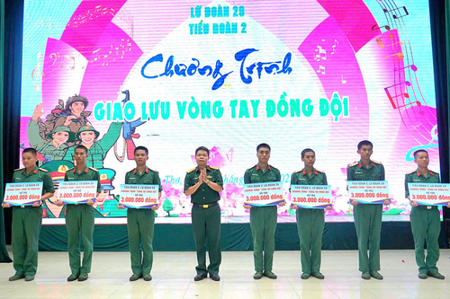 Ấm áp vòng tay đồng đội