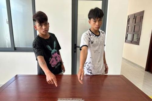 2 đối tượng khống chế 9 em học sinh để cướp tài sản
