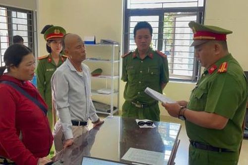 Vợ chồng cùng buôn 'ma'