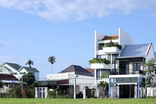 Nhà phố mát lịm nhờ giếng trời và ban công xanh mướt