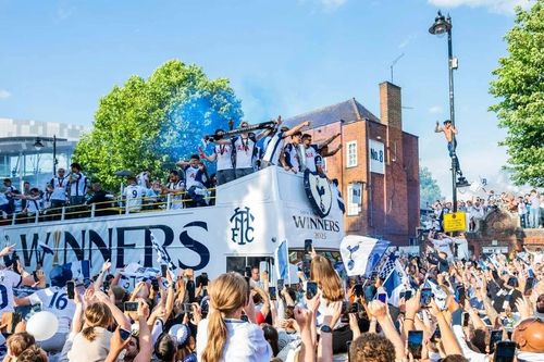 'Biển người' đổ bộ phố London mừng Tottenham chức vô địch Europa League