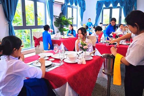 Chắp cánh ước mơ cho học sinh dân tộc thiểu số