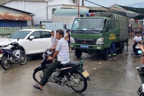 Tìm kiếm bé gái 10 tuổi nghi bị nước cuốn trôi trong thành phố sau mưa lớn