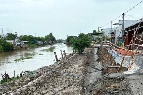 Liên tiếp 3 vụ sạt lở ở An Giang, nhà dân cheo leo trên bờ vực