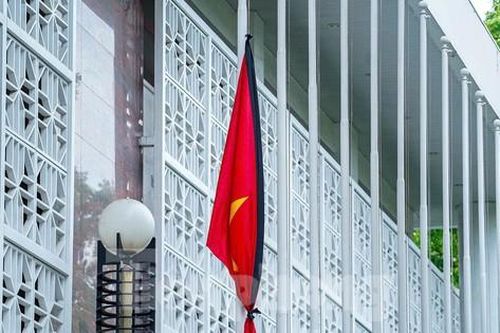 Cơ quan, công sở tại Hà Nội treo cờ rủ Quốc tang nguyên Chủ tịch nước Trần Đức Lương
