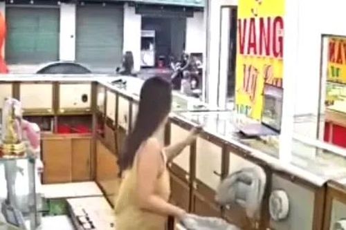 Thực hư video nữ chủ tiệm vàng bị tên cướp đột nhập khống chế