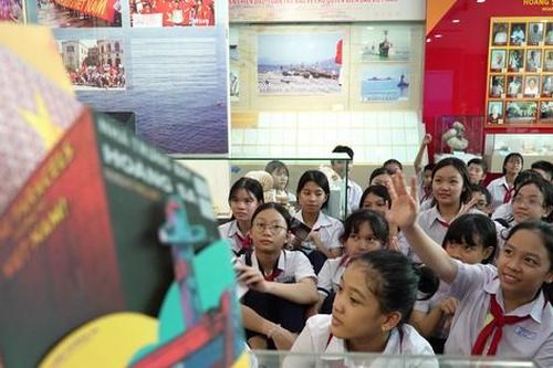 Bạn trẻ đổ về tham quan Nhà trưng bày Hoàng Sa