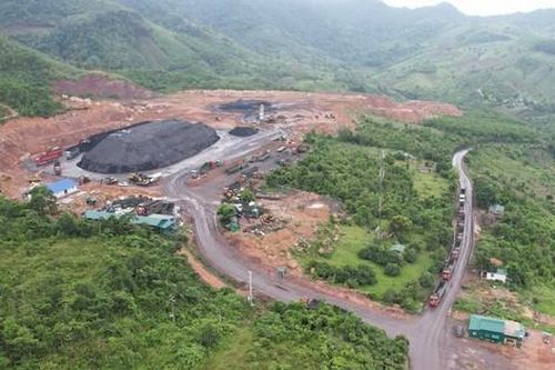 Trường học, người dân ở Quảng Trị khốn khổ vì bụi than