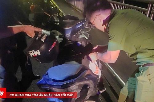 Giải cứu nam du khách ngoại quốc định nhảy cầu Thuận Phước