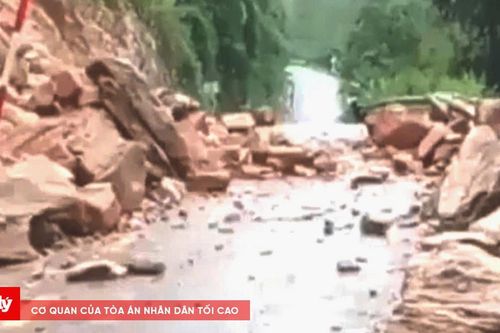 Mưa lớn gây sạt lở núi ở Nghệ An