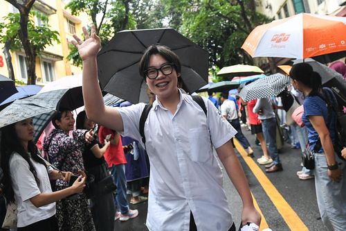 Sau môn thi Văn lớp 10 ở Hà Nội: 'Em đến xem á khoa là ai, thủ khoa là em rồi'