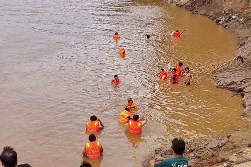 Hai chị em ruột đuối nước thương tâm khi tắm trên sông Mã