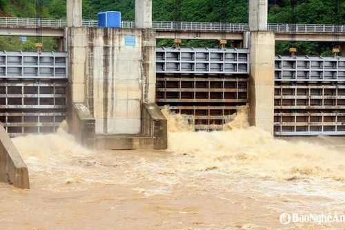 Hồ chứa thủy điện Bản Ang vận hành xả nước