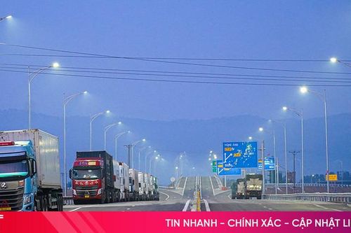 Hàng dài xe tải dừng đỗ tùy tiện dọc lối ra vào cao tốc qua Hà Tĩnh