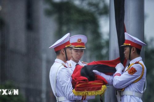 Trang nghiêm lễ treo cờ rủ Quốc tang nguyên Chủ tịch nước Trần Đức Lương