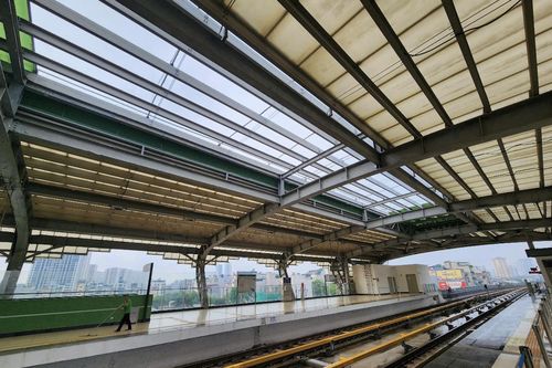 Nhếch nhác metro Cát Linh - Hà Đông: Nắng chảy nước điều hòa, mưa dột lênh láng nhà ga