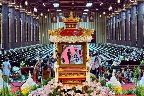 Cung rước Xá lợi Phật về đất thiêng Yên Tử