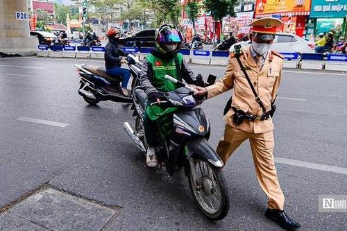 Nhanh chóng xử lý bất cập biển báo, đèn tín hiệu giao thông