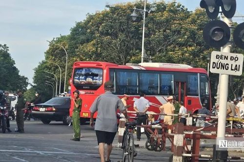 Va chạm giữa xe máy và ô tô khách, 4 mẹ con thương vong