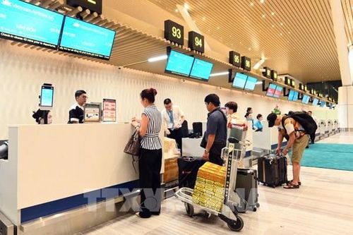 TP. Hồ Chí Minh: Nước mưa lại chảy từ trên mái xuống sàn Nhà ga T3