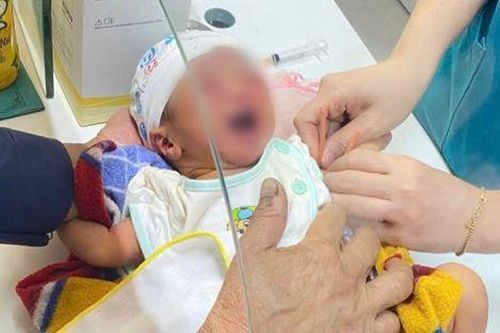 Bé gái sơ sinh bị bỏ rơi, xót xa tình cảnh lúc được phát hiện