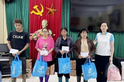 Lãnh đạo Hội LHPN Việt Nam thăm hỏi, tặng quà người dân vùng lũ quét tại huyện Ba Bể, Bắc Kạn