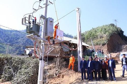 Điện lưới quốc gia mang tri thức đến với người dân thôn Vàng On