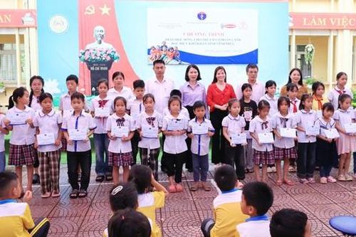 Trao học bổng và quà cho hơn 3.000 trẻ em có hoàn cảnh khó khăn