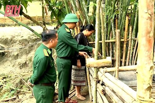Đảng viên biên phòng phụ trách hộ gia đình ở khu vực biên giới