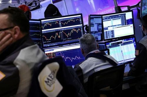Chứng khoán Mỹ tụt điểm vì tuyên bố thuế quan mới của ông Trump, giá dầu tăng nhẹ