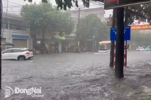 Nhiều nơi trên đường Nguyễn Ái Quốc tại Biên Hòa bị ngập trong cơn mưa kéo dài