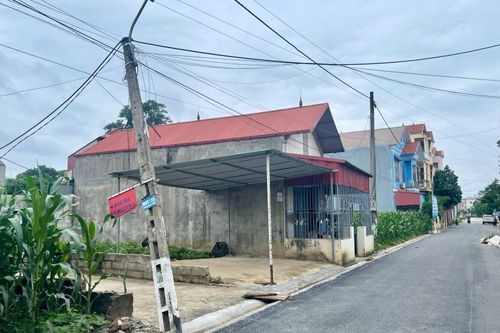 Cột viễn thông nghiêng chực đổ, nguy cơ mất an toàn
