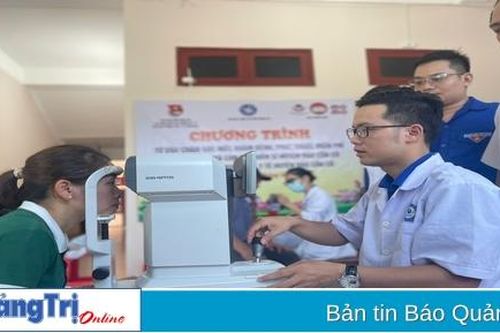 Khám, cấp phát thuốc các bệnh về mắt miễn phí cho cán bộ, chiến sĩ và người dân huyện đảo Cồn Cỏ