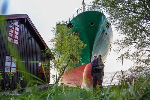 Tàu container Na Uy dài 135m mắc cạn ngay trước nhà dân