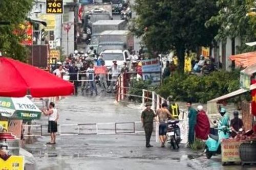 Nhiều đường ở Đồng Nai ngập sâu hơn nửa mét vì mưa lớn
