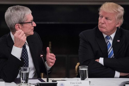 Tổng thống Donald Trump đe dọa áp thuế 25% lên iPhone nếu Apple không sản xuất tại Mỹ