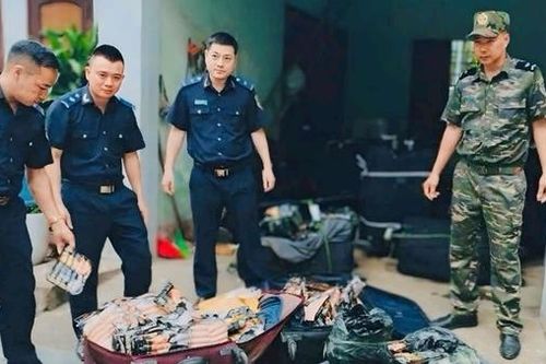 Thu giữ hơn 2,5 tấn xúc xích, lạp xưởng đông lạnh nhập lậu
