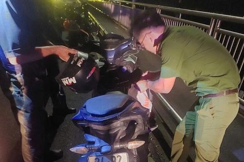 Cảnh sát kịp thời cứu du khách nước ngoài có ý định nhảy cầu Thuận Phước